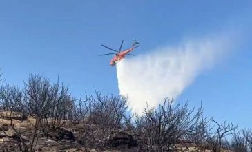 Βελτιωμένη η εικόνα της φωτιάς σε χαμηλή βλάστηση στο Καλοπήγαδο Λαυρίου