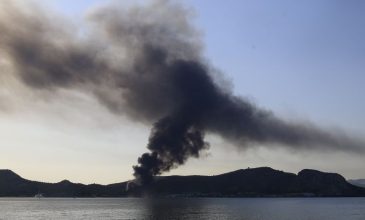 Πηγές ΓΕΝ: «Δεν απειλήθηκαν εγκαταστάσεις και πλοία Πολεμικού Ναυτικού από τη φωτιά στη Σαλαμίνα»