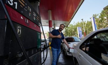 Ουρές αναμονής έξω από τα βενζινάδικα στην Τεχεράνη, μετά την ανακοίνωση των αμερικανικών κυρώσεων