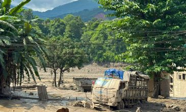 Βιβλική πλημμύρα στο Νεπάλ: Σε 160 ανέβηκε ο αριθμός των νεκρών – Η τραγωδία οφείλεται σε κατάρρευση παγετώνα