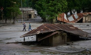 Καταστροφικές πλημμύρες στο Νεπάλ και στο Θιβέτ: Τουλάχιστον 165 νεκροί, πάνω από χίλιοι αγνοούμενοι – Χωριά «σβήστηκαν από τον χάρτη»