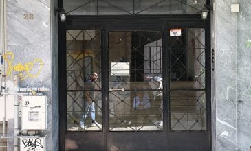 Φρίκη στην Κυψέλη: Το νεκρό βρέφος έφερε 20 τραύματα από μαχαίρι