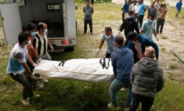 Δράμα δίχως τέλος στο Νεπάλ: Η χώρα θάβει τους νεκρούς της που είναι πάνω από 900 – 4.247 άνθρωποι αγνοούνται