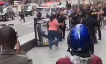 Αστυνομικοί πυροβόλησαν 49χρονη που μαχαίρωσε διερχόμενους στην καρδιά της Νέας Υόρκης, σκοτώνοντας 32χρονη
