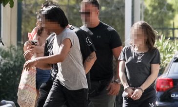 Υπόθεση νεκρού βρέφους στην Κυψέλη: Στα δικαστήρια της Ευελπίδων οι τρεις συλληφθέντες – Σοκαριστικοί ισχυρισμοί του πατέρα για τις μαχαιριές