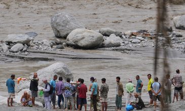 Βιβλική καταστροφή σε Νεπάλ και Θιβέτ: Στους 1.225 οι νεκροί και στους 4.757 οι αγνοουμένοι