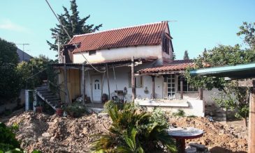 Σοκ στον Μαραθώνα: Καταγγελία για θαμένη γυναίκα σε αυλή εδώ και μια δεκαετία για να παίρνει η κόρη της την σύνταξη