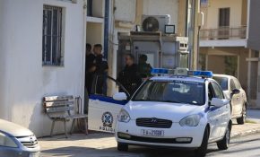 Άνδρας επιτέθηκε με μαχαίρι σε σκοπό της αστυνομίας στο ΑΤ Μάνδρας – Τον πυροβόλησαν στην κοιλιά