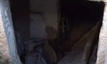 Κρυμμένα πίσω από οικοδομικά υλικά και τυλιγμένα σε νάιλον βρέθηκαν τα οστά της γιαγιάς στο υπόγειο του σπιτιού στον Μαραθώνα