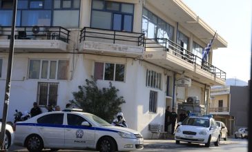 Δικογραφία για απόπειρα ανθρωποκτονίας σε βάρος του 31χρονου που εισέβαλε με μαχαίρι στο ΑΤ Μάνδρας