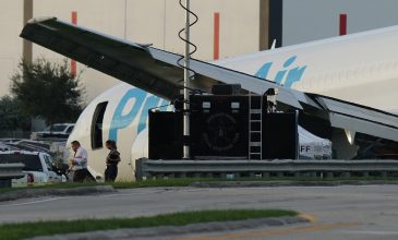 Αεροπλάνο της Amazon βγήκε από τον διάδρομο προσγείωσης στο Μαϊάμι, χτύπησε οχήματα και πήρε φωτιά – Πέντε νεκροί και πέντε τραυματίες