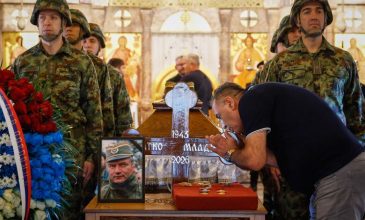 Με τιμές και ως ήρωας κηδεύτηκε στην Σερβία ο καταδικασμένος ως εγκληματίας πολέμου Ράτκο Μλάντιτς