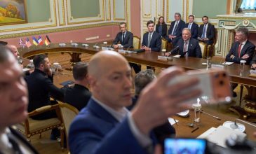 Ζελένσκι μετά τις συνομιλίες με τους απεσταλμένους του Τραμπ: «Ο πόλεμος μάλλον θα συνεχιστεί τον χειμώνα»