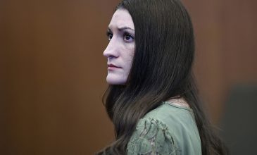 Η Λίντσεϊ Κλάνσι, που κατηγορείται για τη δολοφονία των τριών παιδιών της, ζήτησε από τον Τραμπ να της απονείμει χάρη