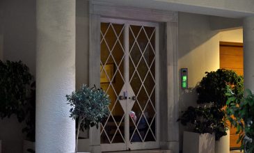 Δύο παράνομα μηχανήματα πλασμαφαίρεσης βρέθηκαν στο ιατρείο που πέθανε ο Γιώργος Μαζωνάκης