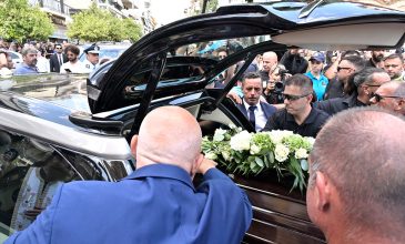 Υπό τους ήχους του «Φεύγω Για Εμένα» ο Γιώργος Μαζωνάκης οδηγήθηκε στην τελευταία κατοικία του – Ο συγκλονιστικός επικήδειος του Μητροπολίτη Νίκαιας