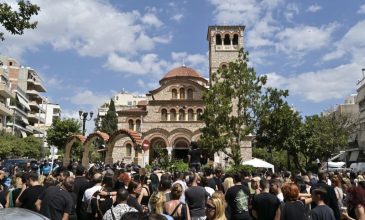 To τελευταίο αντίο στο «παιδί της νύχτας»: Συγκίνηση στον Ιερό Ναό Αγίας Τριάδας στη Νίκαια για τον Γιώργο Μαζωνάκη – Δείτε φωτογραφίες