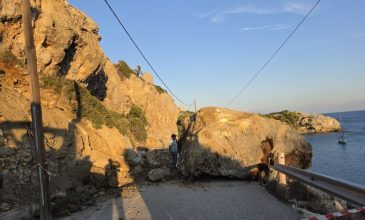 Βίντεο και εικόνες με τον βράχο που αποκολλήθηκε στην Ρόδο και έκλεισε τον δρόμο προς την παραλία «Άντονι Κουίν» – Δεκάδες οχήματα αποκλεισμένα