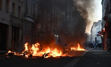 Οι διαδηλώσεις «πληγώνουν» και την οικονομία της Γαλλίας – Το επιτόκιο δανεισμού της χώρας ανέβηκε στο 4,89%