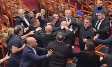Επεισόδια στην αλβανική Βουλή μεταξύ βουλευτών της κυβέρνησης και της αντιπολίτευσης
