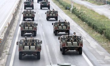 Κλειστή η εθνική οδός Θεσσαλονίκης – Ν. Μουδανιών λόγω της δοκιμαστικής παρέλασης – Δείτε εικόνες