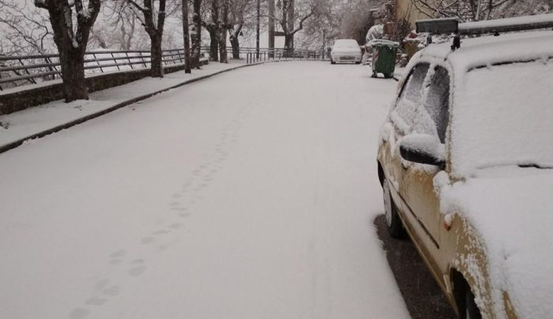 Στα λευκά η Δυτική Φθιώτιδα-Χιονίζει στο Καρπενήσι