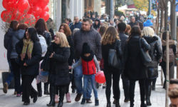 Εορταστικό ωράριο: Ανοιχτά τα καταστήματα αύριο Κυριακή