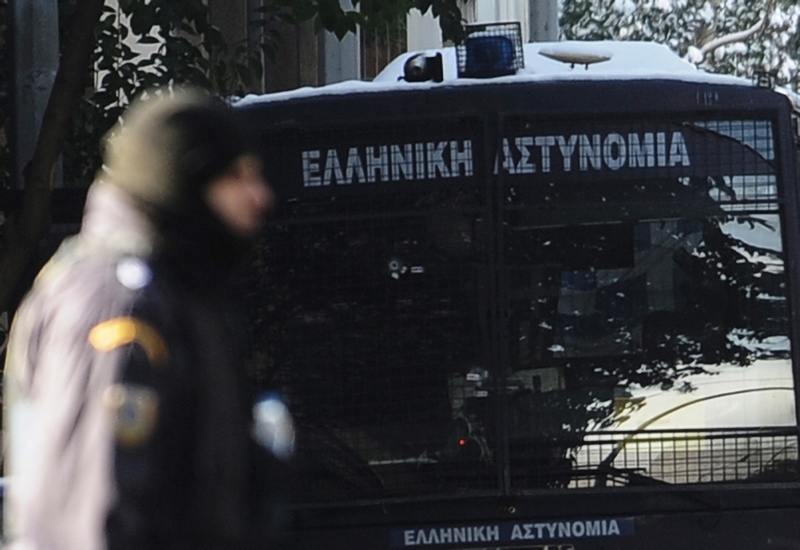 Μολότοφ και πέτρες κατά αστυνομικών στα Εξάρχεια μέχρι τα ξημερώματα