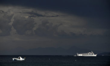 Δεν μπορεί να δέσει το πλοίο «Νήσος Χίος» λόγω των ισχυρών ανέμων