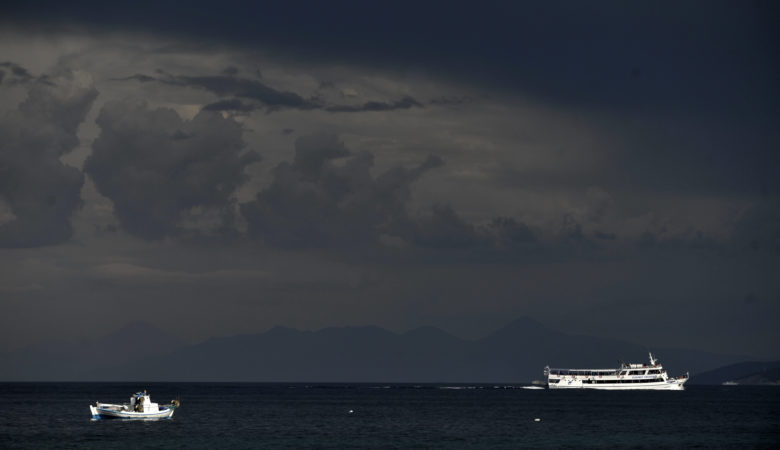 Δεν μπορεί να δέσει το πλοίο «Νήσος Χίος» λόγω των ισχυρών ανέμων