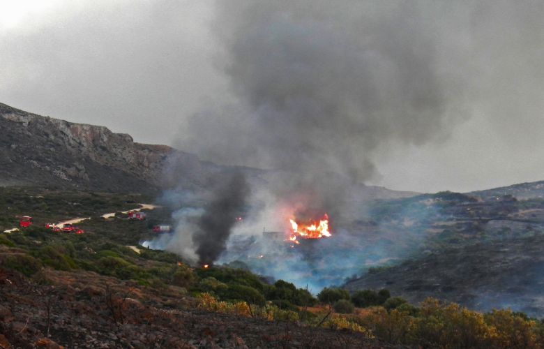 Όχημα της Πυροσβεστικής εγκλωβισμένο σε μεγάλη φωτιά στη Ζαχάρω