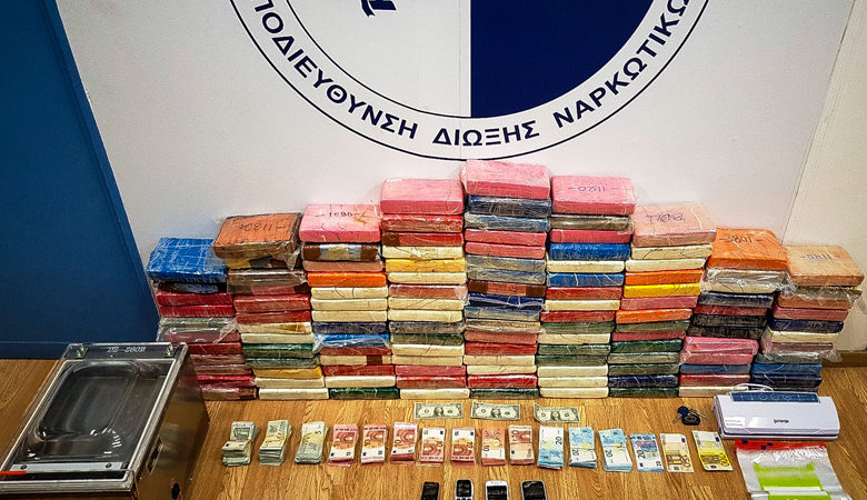 Φωτογραφίες από τα 136 κιλά κοκαΐνης που βρέθηκαν στη Βάρκιζα