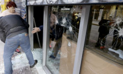 Άγνωστοι έσπασαν καταστήματα στη Πατησίων