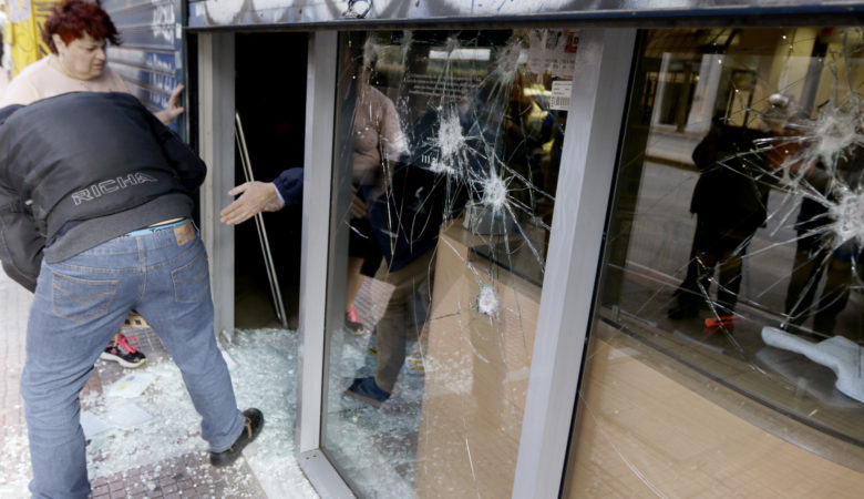 Άγνωστοι έσπασαν καταστήματα στη Πατησίων
