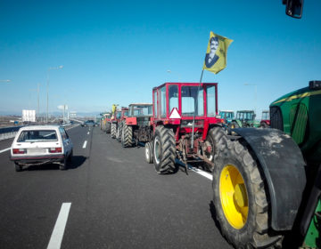 Αγρότες έκλεισαν την Εθνική Οδό στο Κάστρο Βοιωτίας