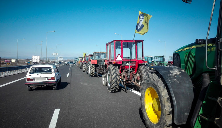 Μπλόκα αγροτών στις εθνικές οδούς σε Αγρίνιο και Αμαλιάδα