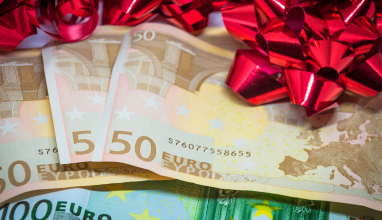 Χριστουγεννιάτικη ένεση 1,59 δισ. στην αγορά από το δώρο Χριστουγέννων
