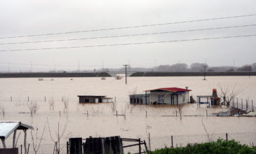 Πλημμύρισε ο Έβρος – Εγκλωβισμένοι μαθητές και εκπαιδευτικοί σε δημοτικό σχολείο