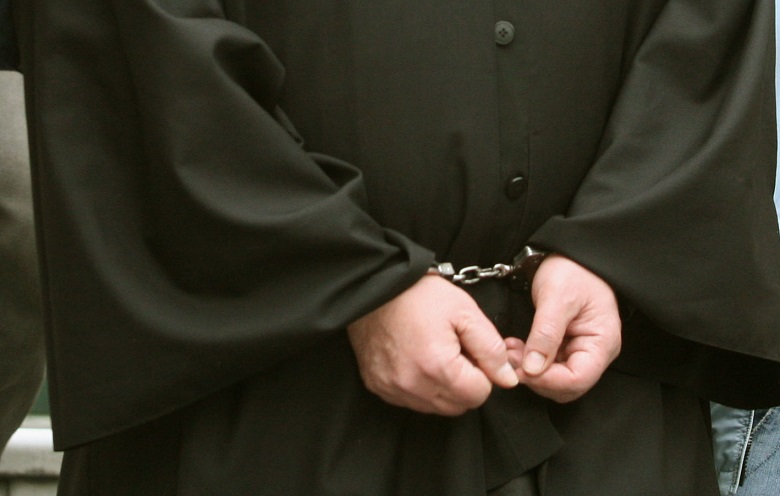 Ποινή φυλάκισης σε ιερομόναχο για παράνομες λειτουργίες και… οπλοκατοχή