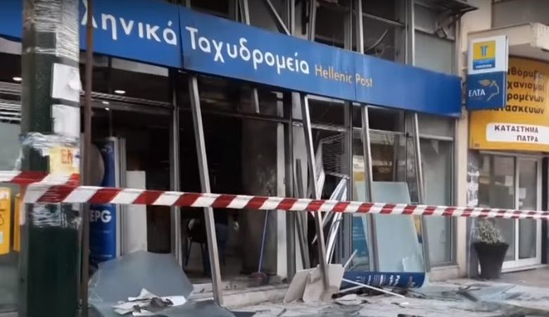 Ισοπέδωσαν με γκαζάκια τα ΕΛΤΑ στην Πάτρα