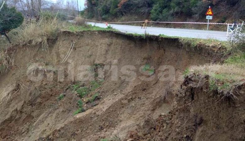 Έφυγε όλη η πλαγιά βουνού από κατολίσθηση στη Λάρισα