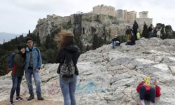 Πέμπτος δημοφιλέστερος προορισμός η Ελλάδα για τους Ευρωπαίους ταξιδιώτες το επόμενο εξάμηνο