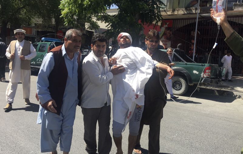 Λουτρό αίματος με τουλάχιστον 90 νεκρούς στο κέντρο της Καμπούλ