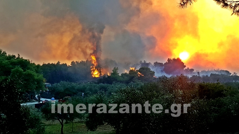 Ανεξέλεγκτες οι φωτιές στη Ζάκυνθο – Απειλείται χωριό