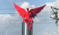 Πιστοί ράντισαν με αγιασμό το «διαβολικό» άγαλμα στο Παλαιό Φάληρο