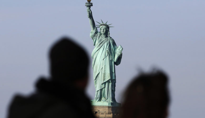 Ανοίγει και πάλι παρά το shutdown το Άγαλμα της Ελευθερίας