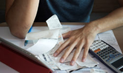Νέο φορολογικό νομοσχέδιο: Μειώσεις 30% έως 70% στο τεκμαρτό εισόδημα – Τι αλλάζει για ακίνητα, ΙΧ και σκάφη αναψυχής από εφέτος