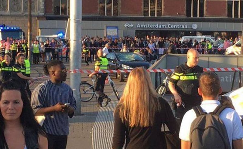 Συναγερμός στο Άμστερνταμ: Αυτοκίνητο έπεσε πάνω σε πεζούς