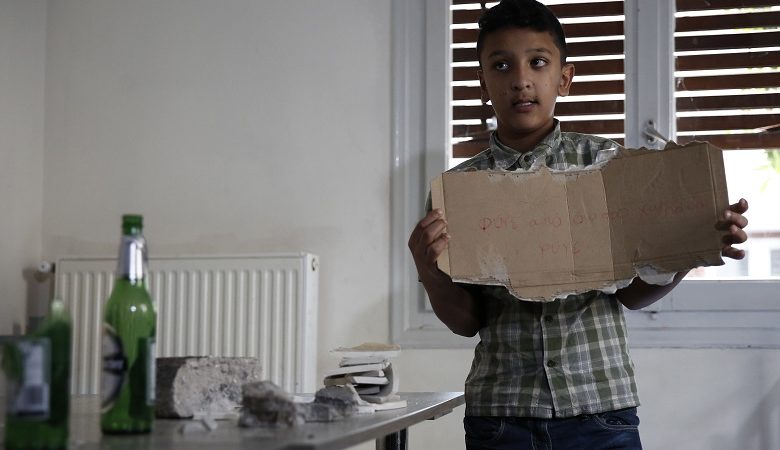Τι λέει ο 11χρονος Αμίρ για τη σημαία και τις επιθέσεις με τις πέτρες