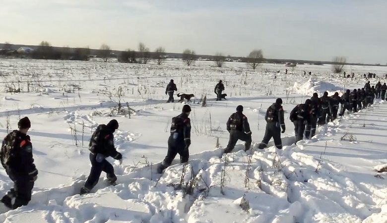 Σκάβουν το χιόνι για σορούς και συντρίμμια του μοιραίου An-148